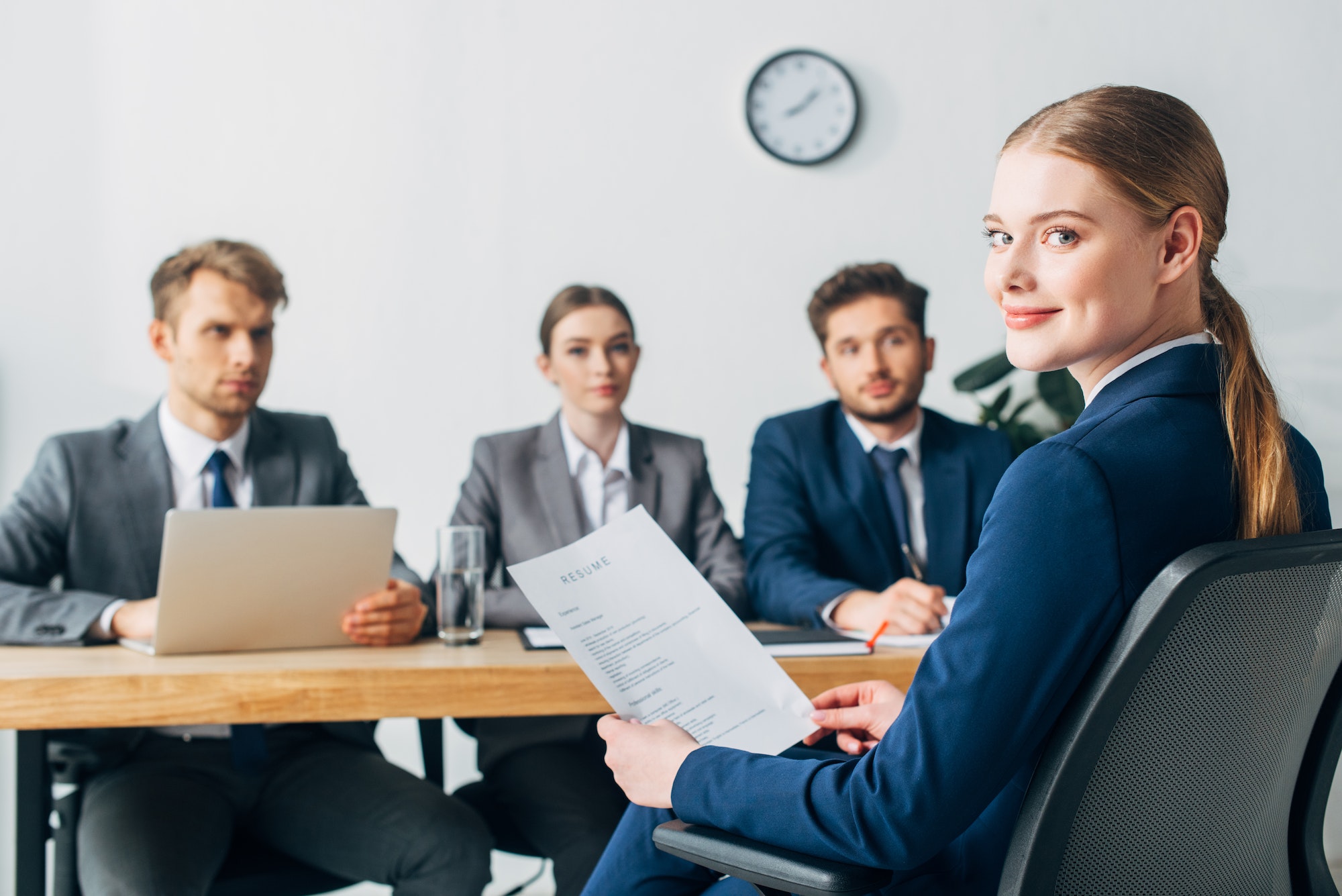 Échange professionnel entre un candidat et des recruteurs